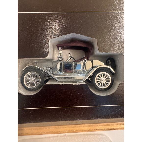 Vintage 1996 Ertl Collectibles F299 Hershey's Chevrolet Car in Wooden Box - Picture 1 of 6